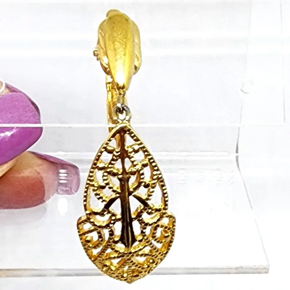 SINGLE EARRING - Vintage Trifari Gold Filigree Dangle Clip Earring Replacement